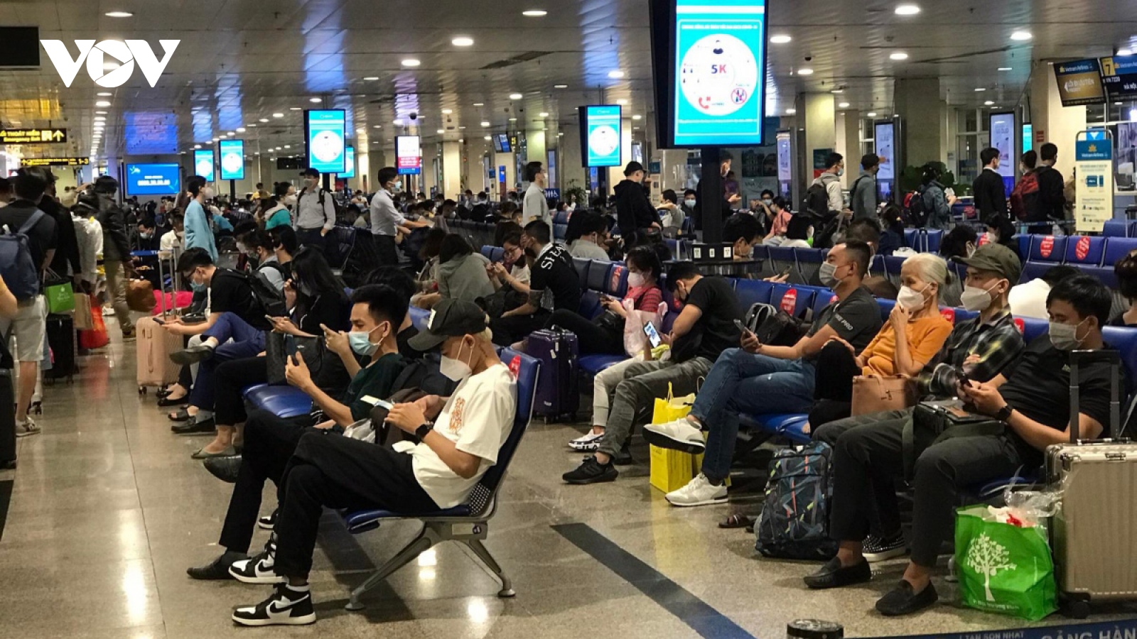Two major airports serve 1.2 million passengers during five-day holiday